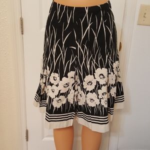 SLIGHTLY USED VILLAGER A LINE SKIRT SIZE 10 BLACK/WHITE